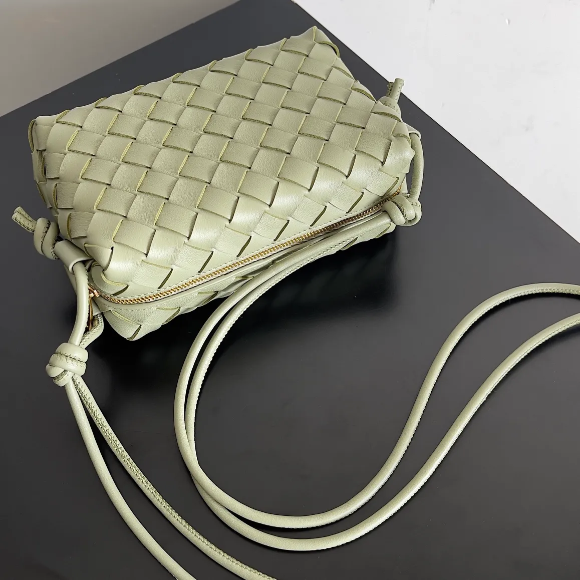 Batch 1560 New version and new color (third generation) 𝗕𝗼𝘁𝘁𝗲𝗴𝗮 𝗩𝗲𝗻𝗲𝘁𝗮———— The latest version of the loop camera bag💥 at the BV King of Cost-Effectiveness counter, large woven texture➕As always, ultra-high-quality lambskin, with zippers and adjustable drawstrings, it is especially suitable for the belly💫It can fit anything, and it is very light in weight. It is suitable for girls of all ages. Size: 17*10*6cm Style number: 723547